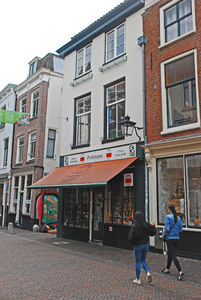 904694 Gezicht op het pand Zadelstraat 43 (Postzegel- en Muntenhandel W. van der Bijl) te Utrecht.